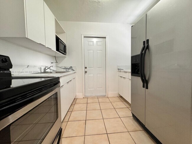 Foto del edificio - 131 NW 32nd Ct