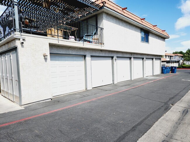 Building Photo - 6913 Round Tree Dr