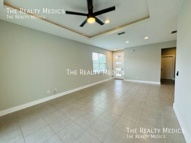 Foto del edificio - BEAUTIFUL 3 BEDROOM/2BATH DUPLEX!!