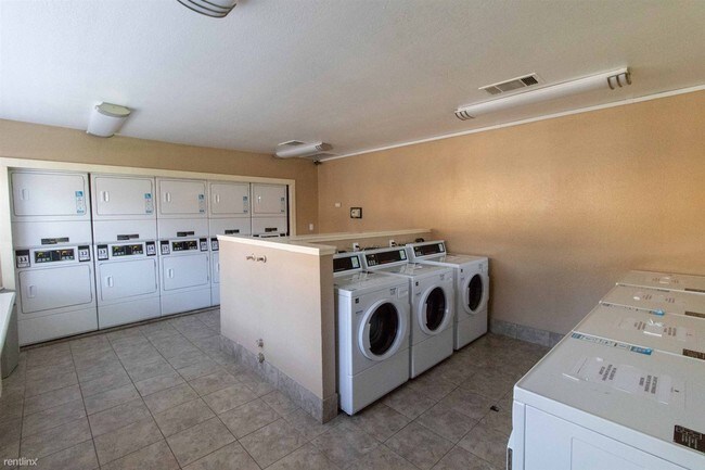 Foto del edificio - 1 br, 1 bath Condo - 430 Ellesmere Drive #12
