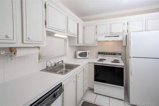 Building Photo - 5001 W Oakland Park Blvd