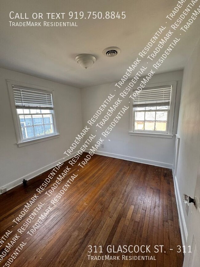 Building Photo - 2BR.1BA 2 Story Apartment in Prime Downtow...