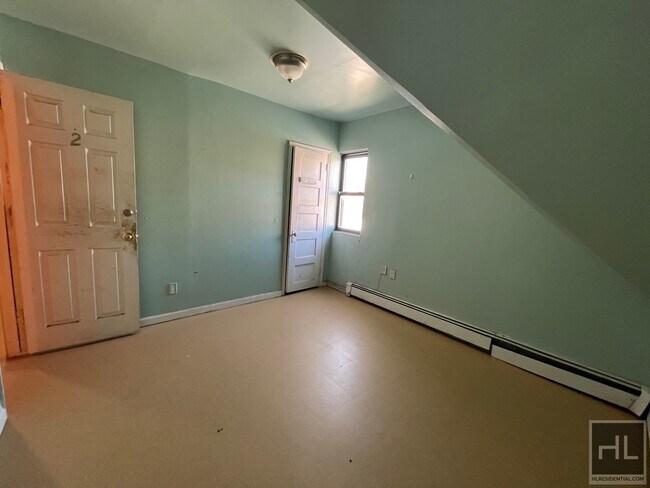 Building Photo - 1054 E 14th St