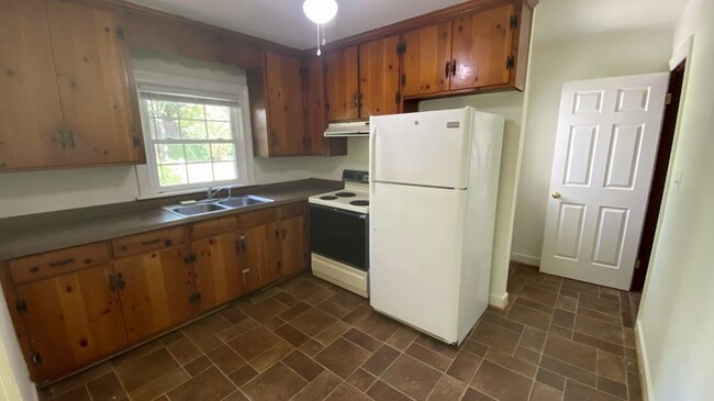 Building Photo - 2 Bed / 1 Bath Single Family (Available 12...