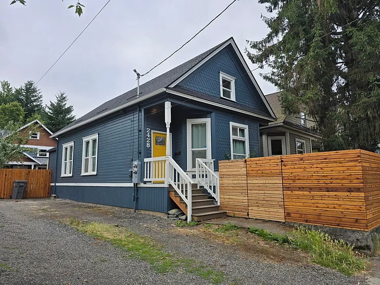 Foto principal - 2428 NE Rodney Ave