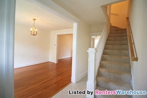 Building Photo - 538 Ingraham St NE