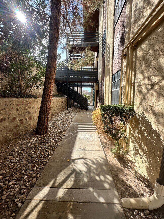 Foto del edificio - 425 Irondale Dr