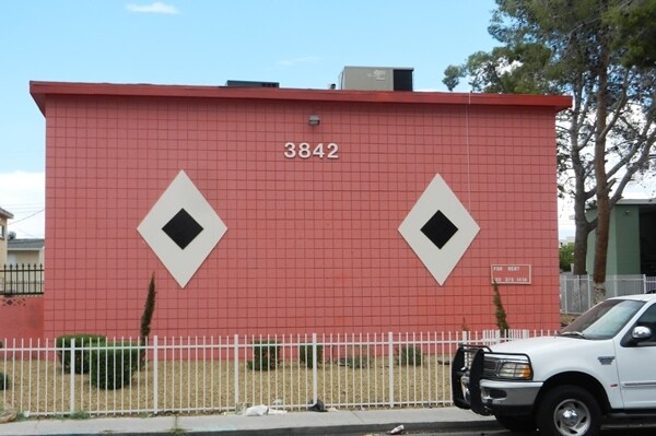 Building Photo - 3842 Royal Crest St