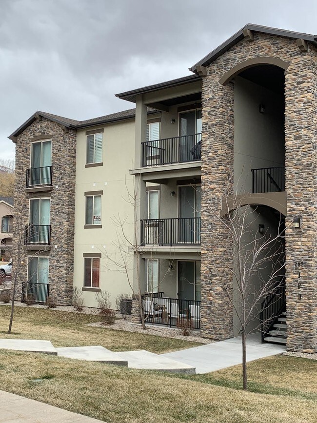 Pineae Gardens - 282 605 N Apartment