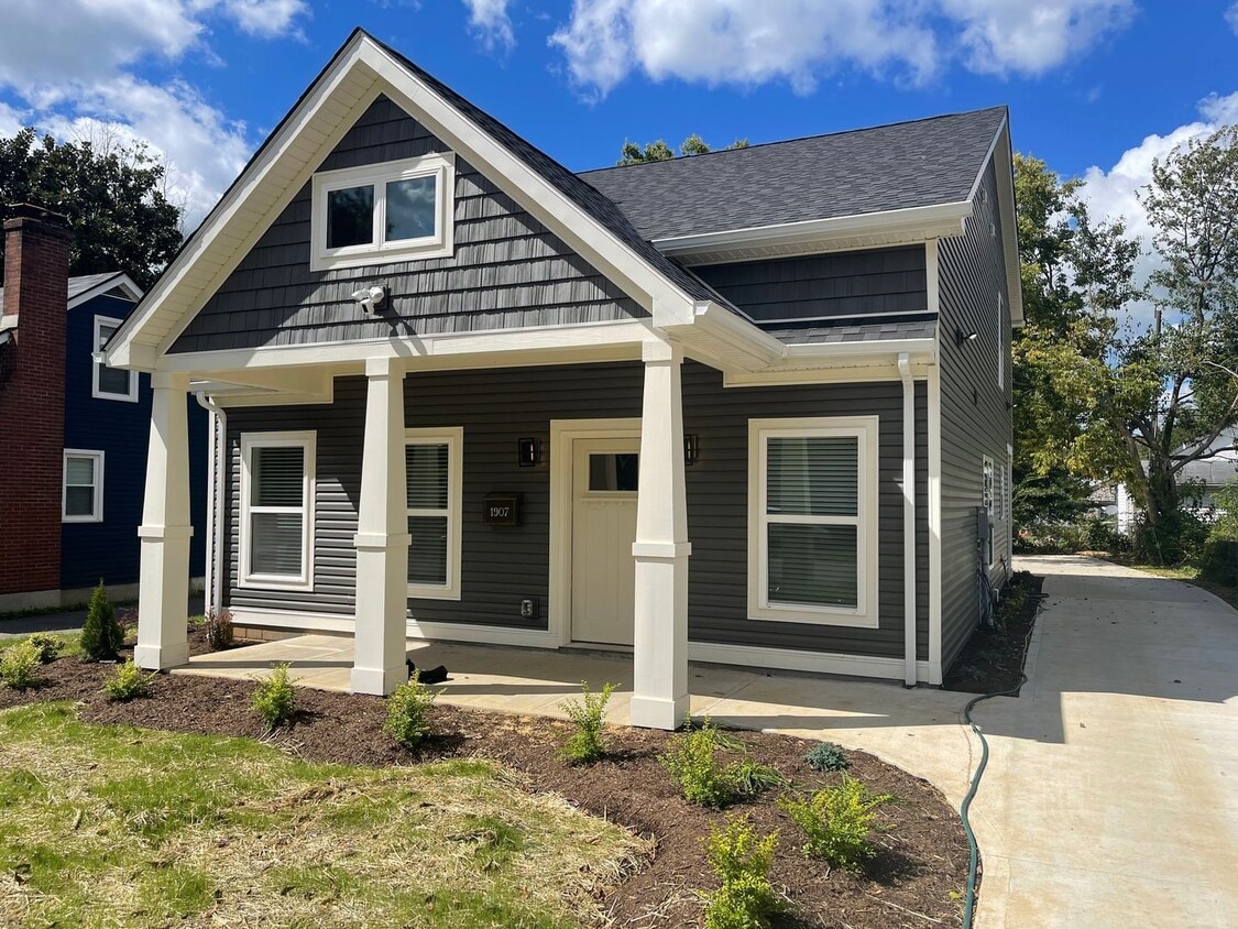 Primary Photo - Wayne Michaels Premier Home (elite college living)