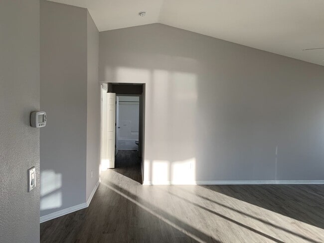 Foto del edificio - Well maintained 3/2/2 with pond view and community pool