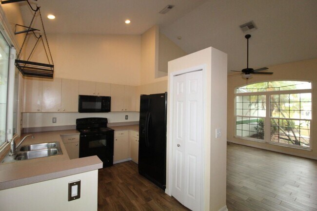 Building Photo - 2073 SW Capeador St