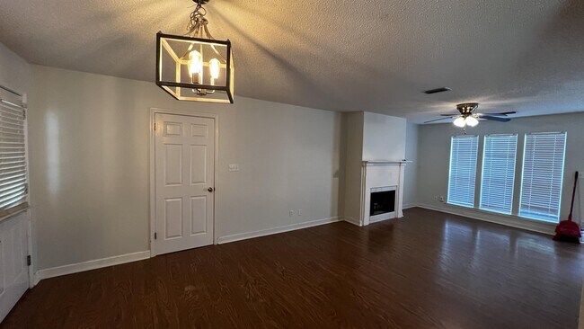 Building Photo - 141 Greenwood Dr