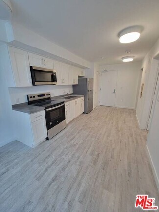 Building Photo - 5300 Crenshaw Blvd
