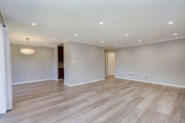 Foto del edificio - 1 Bed / 1 Bath third floor condo in beauti...