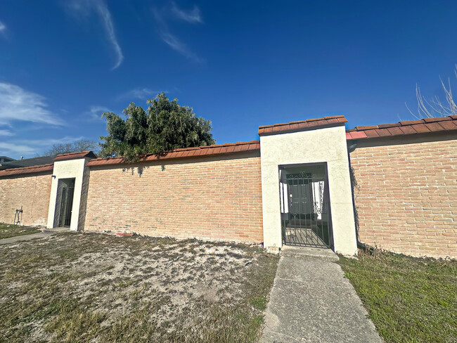 Foto del edificio - 4013 Burning Tree Dr