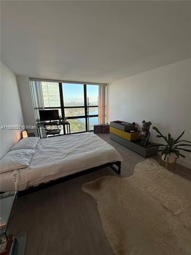 Foto del edificio - 600 NE 36th St