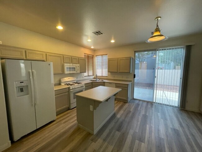 Foto del edificio - Great 4 Bedroom Remodeled Home In Peccole ...