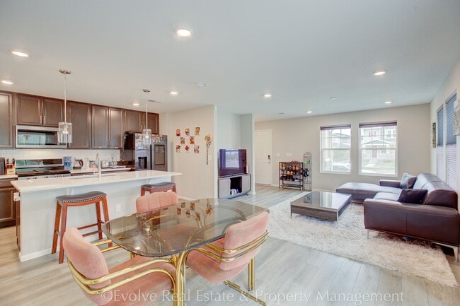 Foto del edificio - Evolve Real Estate: Stunning Aurora Gem! A...