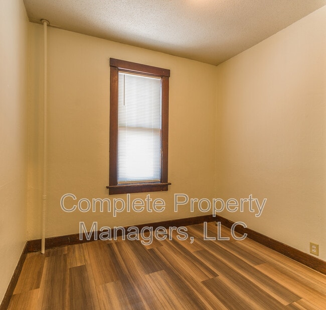 Foto del edificio - 325 E Washington St