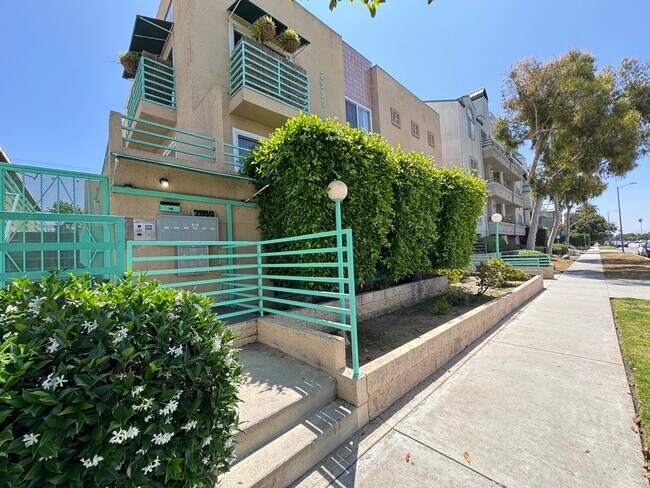 Foto del edificio - 2620 S Barrington Ave