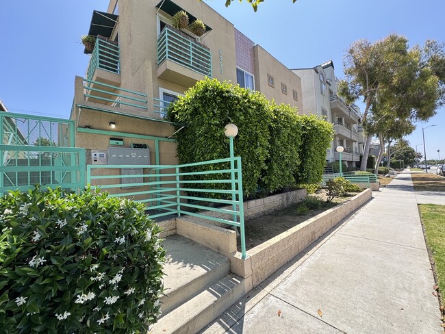 Building Photo - 2620 S Barrington Ave