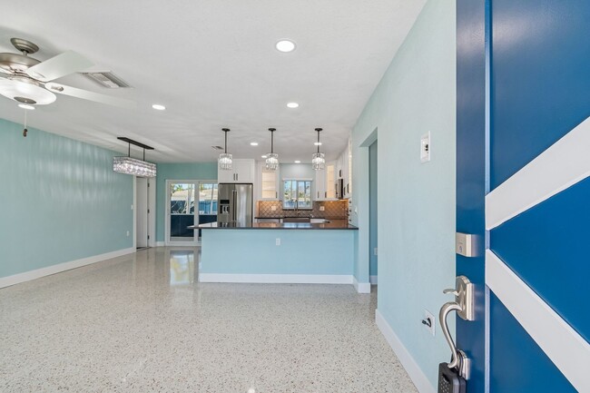 Building Photo - Charming 3 bed 2 bath home with pool minutes from Treasure Island Beach