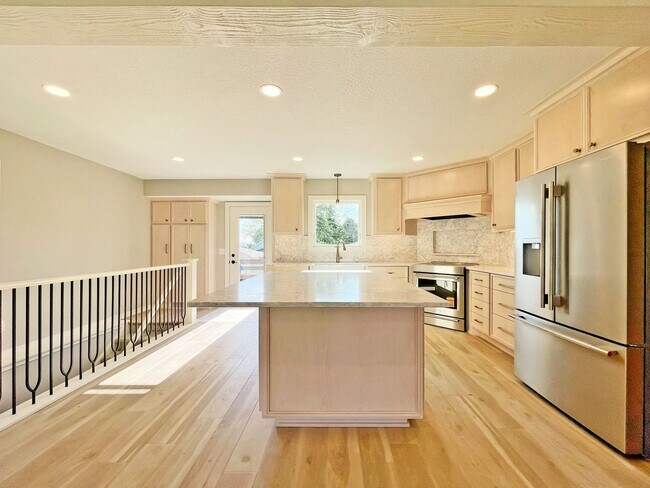 Foto del edificio - All New From Top To Toe, Gorgeous Home with Stunning Kitchen, Primary Suite, Family Room & More!