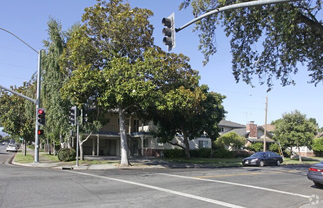 Foto del edificio - 1002 W Iowa Ave