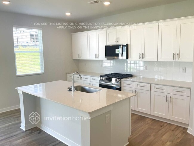 Building Photo - 810 Olde England Dr