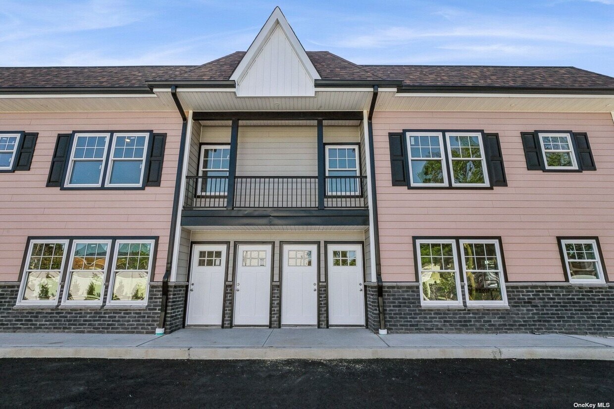 246 W Hoffman Ave Unit 16, Lindenhurst, NY 11757 Room for Rent in