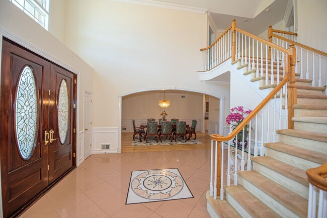 Building Photo - Privacy and Luxury