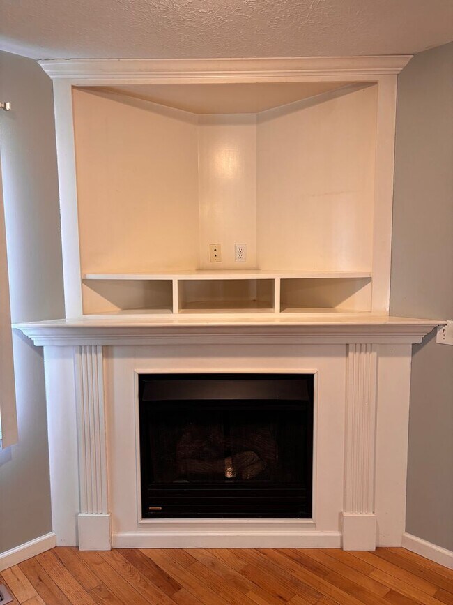Building Photo - 3 Bedroom Townhome located by Suncrest Town Center. Available 6/4/2026