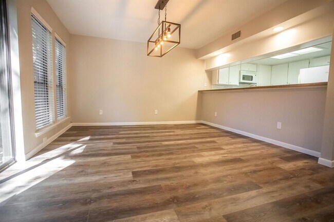 Foto del edificio - 2301 Mistletoe Dr