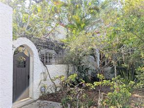 Building Photo - 1701 Siesta Dr