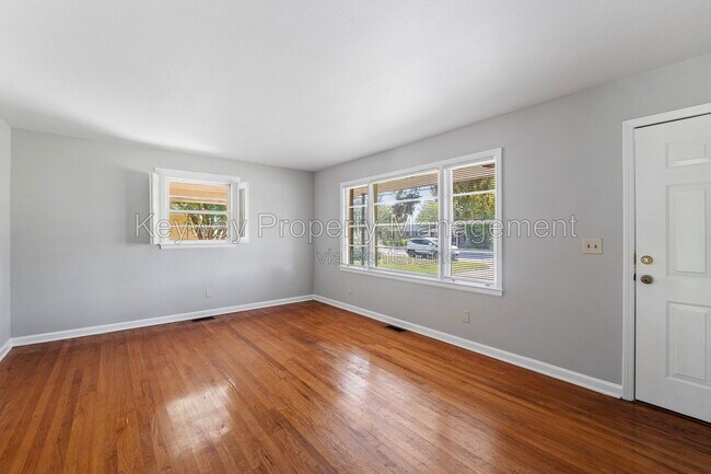 Building Photo - 2105 Eastland Dr