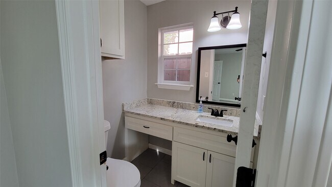 Foto del edificio - 3819 Heatherbrook Dr