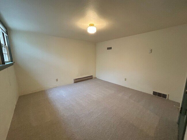 Building Photo - Charming 1 Bedroom Apartment in the Heart ...