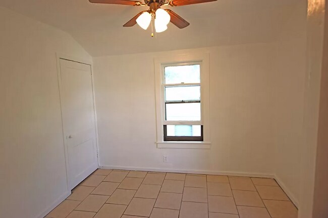 Building Photo - 113 S Chicago St