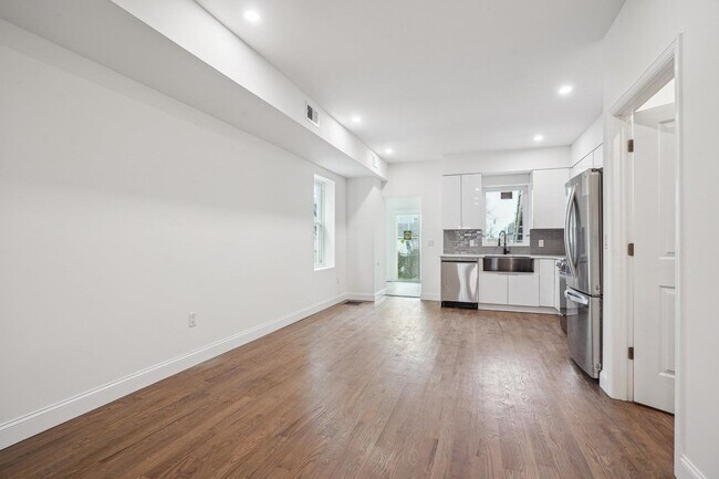 Building Photo - 598 Forest St