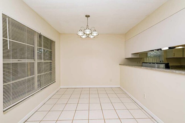 Foto del edificio - 123123 Woodleigh Ave