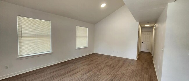 Building Photo - 2822 Del Rio St