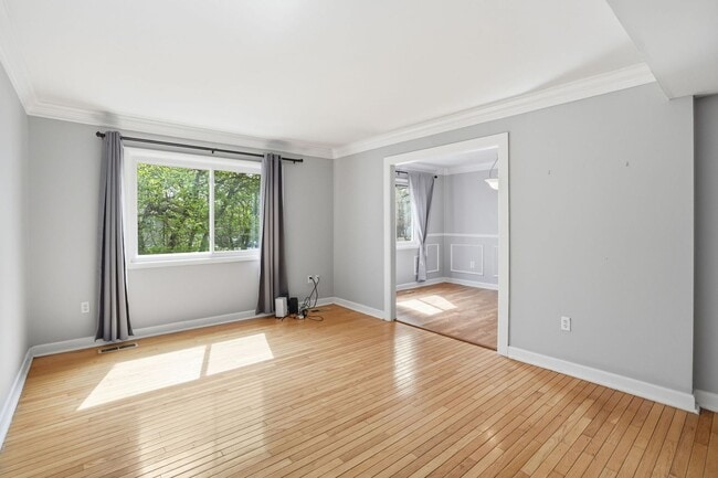 Building Photo - Nicely updated and spacious townhouse in the prestigious Lake Ridge community!