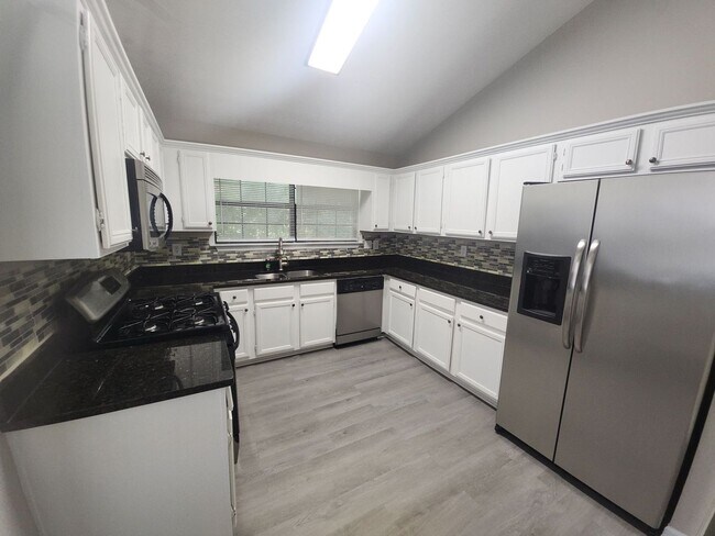 Foto del edificio - Charming 5-Bedroom, 3.5-Bathroom Home near...