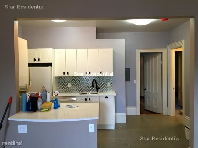 Building Photo - 3 br, 1 bath  - 526 Massachusetts Ave 3
