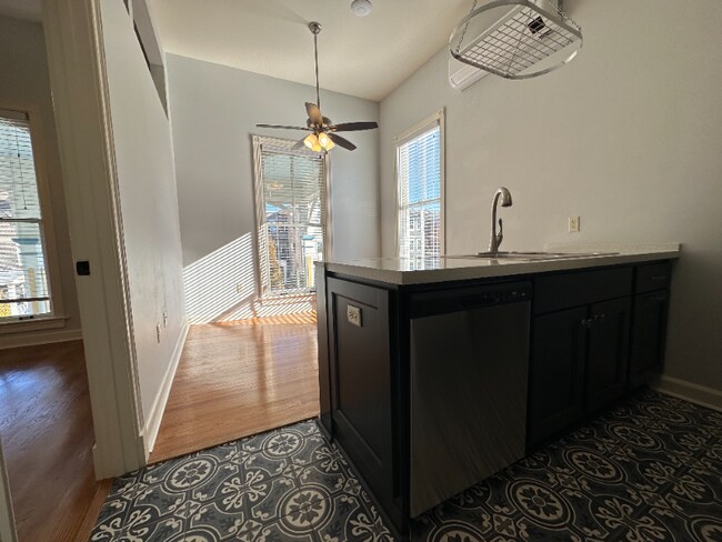 Building Photo - 904 Scott St