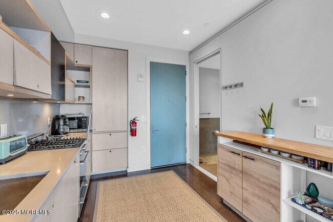 Building Photo - 601 Bangs Ave
