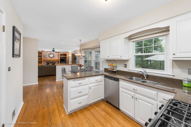 Building Photo - 5 bedroom in Naperville IL 60540