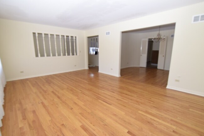 Foto del edificio - 5025 Carol St