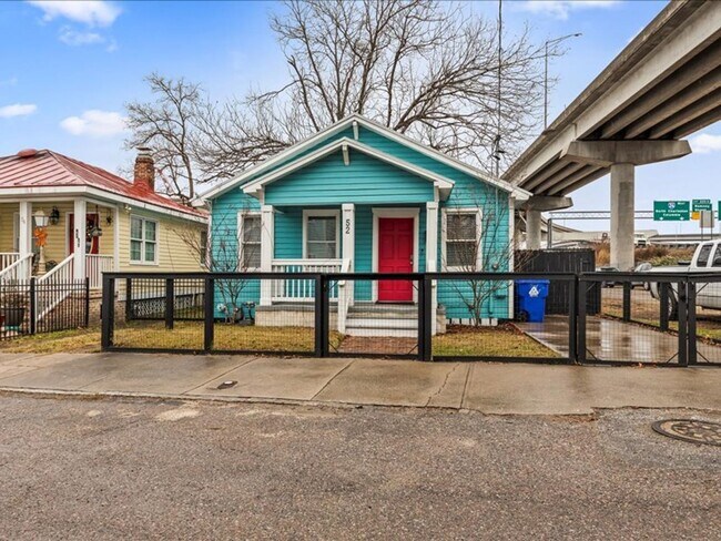 Building Photo - 2 Bedroom, 2 Bath Home with ADU Downtown Charleston!